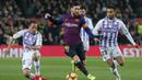 Gelandang Barcelona, Lionel Messi, berusaha melewati kepungan pemain Valladolid pada laga La Liga di Stadion Camp Nou, Barcelona, Sabtu (16/2). Barcelona menang 1-0 atas Valladolid. (AFP/Pau Barrena)