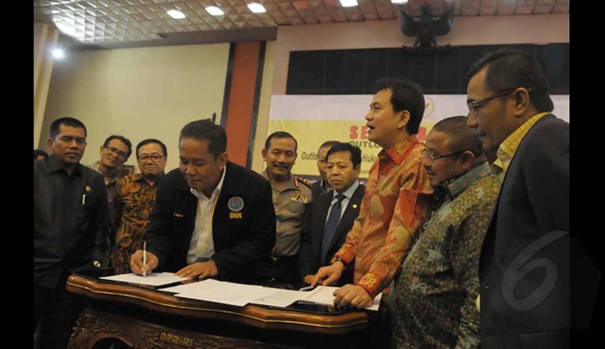 Kepala BNN, Anang Iskandar menandatangani MoU dalam pembukaan Seminar Sehari bertajuk Outlook penegakan hukum 2014 dan Upaya perbaikan kinerja di tahun 2015, di Ruang Nusantara lV DPR RI, Jakarta, (22/01). (Liputan6.com/Andrian M Tunay)
