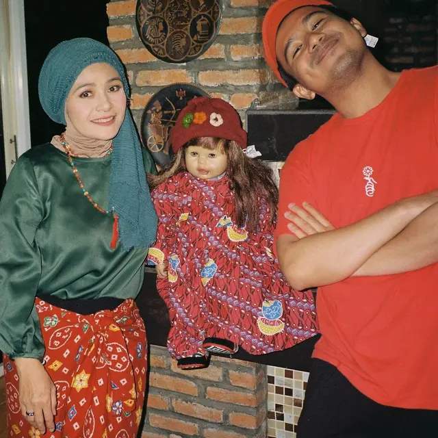 6 Potret Joshua Suherman Bareng Ria Enes dan Suzan, Sebut 'Spirit Doll' Paling Cerewet