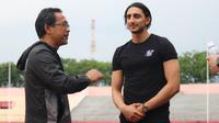 Pelatih Persebaya Surabaya, Aji Santoso, tengah berbincang dengan pemain asing anyar, Mahmoud Eid, saat sesi latihan, Senin (6/1/2020). (Bola.com/Aditya Wany)