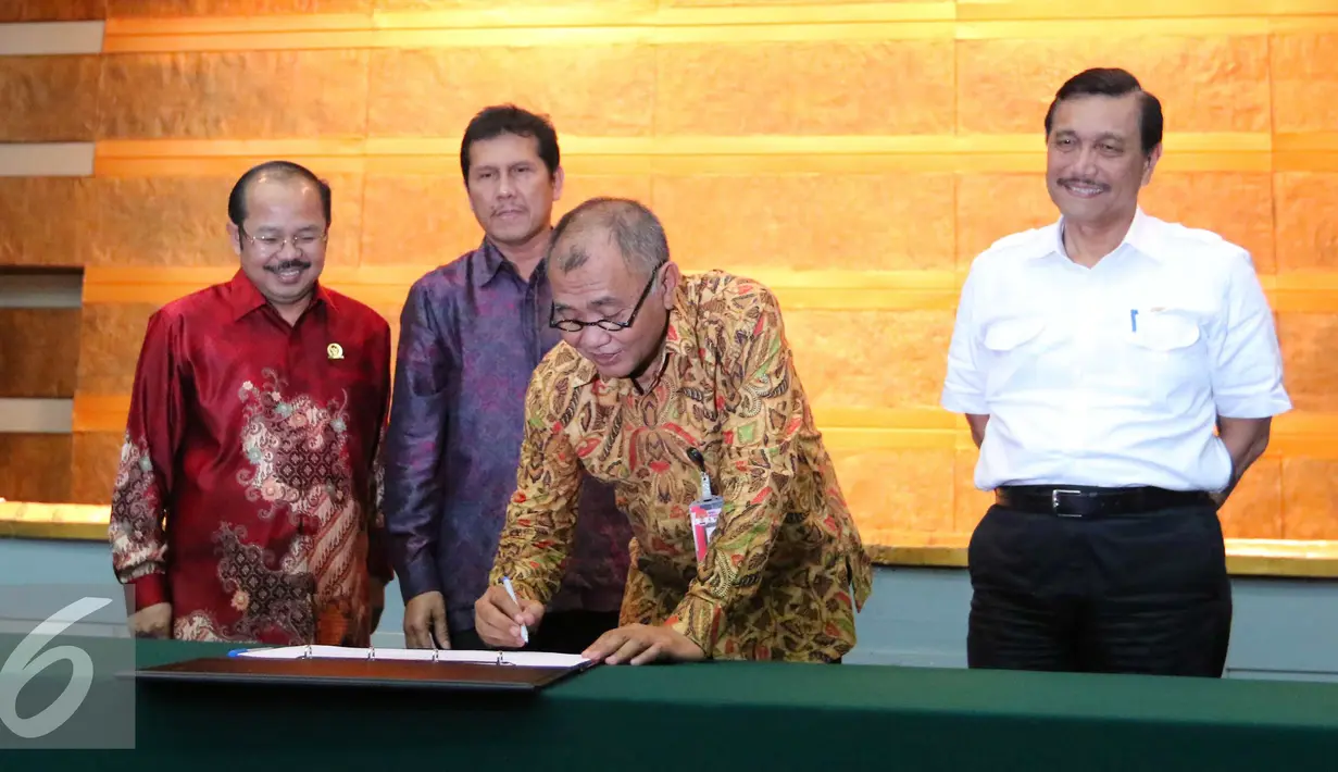 Ketua KPK Agus Rahardjo menandatangani pencanangan zona integritas Kementerian Koordinator Bidang Maritim di Jakarta , Kamis (15/9). Menko Maritim mencanangkan zona bebas korupsi dan wilayah birokrasi bersih dan melayani. (Liputan6.com/Angga Yuniar)