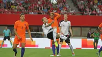 Pemain sayap Timnas Austria, Marco Arnautovic, melakukan tendangan salto untuk menjebol gawang Timnas Belanda. (Bola.com/Reza Khomaini)