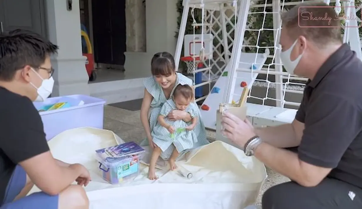 Tak hanya Shandy yang menemani Claire dalam home schoolingnya, namun juga sang ayah, David Herbowo yang ikut bergabung. (YouTube/Shandy Aulia)