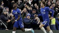 Bek Chelsea, Antonio Rudiger, merayakan gol yang dicetaknya ke gawang Swansea pada laga Premier League di Stadion Stamford Bridge, London, Rabu (29/11/2017). Chelsea menang 1-0 atas Swansea. (AP/Matt Dunham)