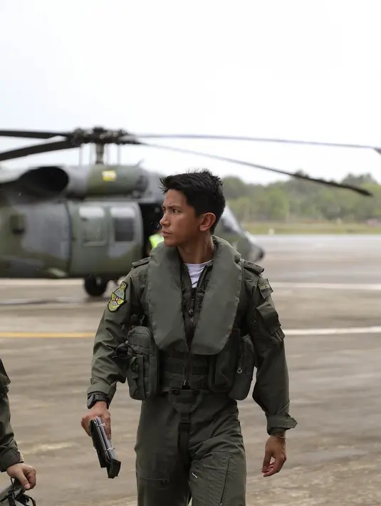 Potret yang satu ini, bukankah mengingatkan akan satu drama Korea, Sahabat FIMELA? Pesona Pangeran Mateen berseragam militer memang tak ada duanya. [Foto: Instagram/tmski]