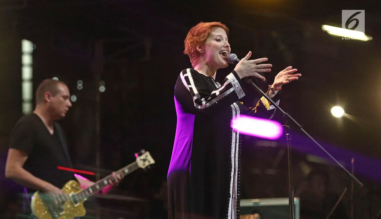 Aksi panggung vokalis Sixpence None The Richer, Leigh Nash di event bertajuk "The 90s Festival" di Gambir Expo, Kemayoran, Jakarta, Sabtu (25/11). Band luar negeri ini merupakan satu-satunya yang tampil di The 90s Festival. (Liputan6.com/Herman Zakharia)