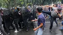 Demonstran berusaha memukul mundur polisi saat unjuk rasa di depan Gedung Mahkamah Konstitusi, Jakarta, Kamis (13/9). Aksi tersebut merupakan gladi resik simulasi pengamanan Pilpres 2019 yang digelar Polda Metro Jaya. (Liputan6.com/Fery Pradolo)