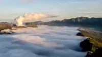 Awan tumpah dilihat dari Bukit 29 atau puncak B29 di Kabupaten Lumajang, Jawa Timur. (Sendy Aditya Saputra/Kemenpar/Wonderful Indonesia)