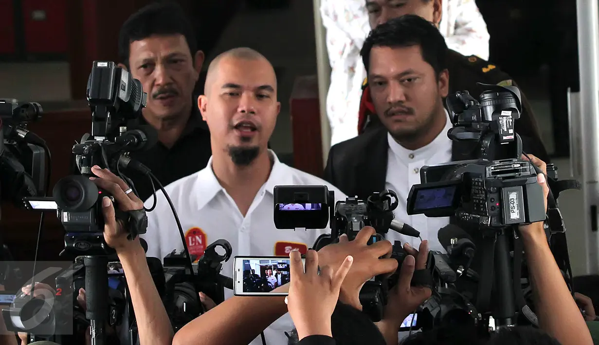 Musisi Ahmad Dhani memberikan keterangan pers saat berada di Kejati DKI Jakarta, Jakarta, Senin (5/10/2015). Ahmad Dhani mengirimkan surat permohonan penahanan badan rutan terhadap Farhat Abbas. (Liputan6.com/Herman Zakharia) 