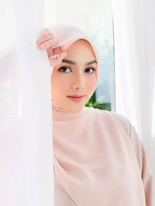 Ibu dari Atharrazka selalu tampil memukau di setiap pemotretan. Tatapan tajam dengan pose memegang tirai membuat aura kecantikan Citra Kirana semakin terpancarkan. Kecantikan Citra Kirana ini membuatnya disebut sebagai ibu yang cantik memesona. (Liputan6.com/IG/@citraciki)