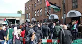 Orang-orang menghadiri upacara pengibaran bendera Palestina di luar Kedutaan Besar Palestina di London Barat, Inggris, pada 22 September 2025. (Adrian DENNIS/AFP)