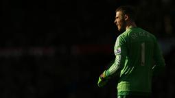 1. Kiper Manchester United, David De Gea, tampak silau terkena sorot mahahari saat laga Liga Premier Inggris melawan Arsenal di Stadion Old Trafford, Minggu (28/2/2016). MU berhasil menaklukan Arsenal 3-2. (Reuters/Jason Cairnduff)