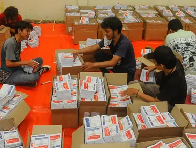 Pekerja melipat surat suara di Gudang Logistik Komisi Pemilihan Umum (KPU) Kota Tangerang Selatan, Banten, Rabu (27/12/2023). Untuk tahap awal, Kantor KPU setempat melipat kertas suara DPRD. (merdeka.com/Arie Basuki)