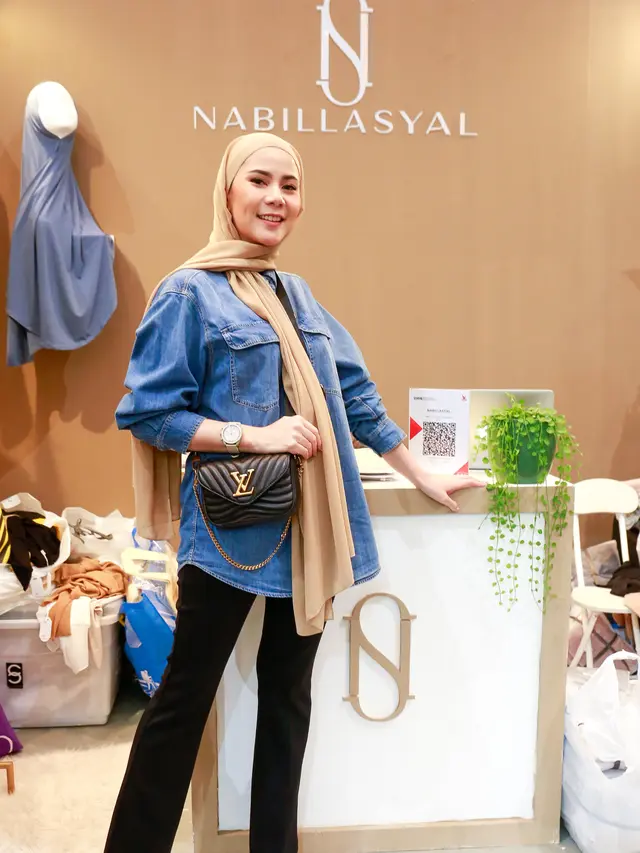 Cynthia Ramlan memperkenalkan brand fashion miliknya Nabilla Syal.