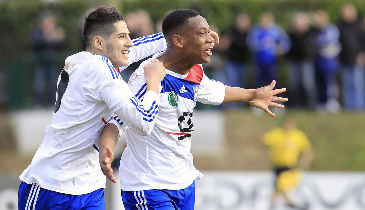 Anthony Martial. Striker berusia 26 tahun yang baru saja dipinjamkan Manchester United ke Sevilla pada Januari 2022 ini pernah menghuni Akademi Lyon selama 3 tahun. Dipromosikan ke tim utama pada 2012/2013, ia hanya tampil 3 laga bersama tim utama di musim tersebut. (www.leprogres.fr)