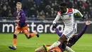 Maxwel Cornet tampil apik usai mencetak dua gol ke gawang Manchester City pada laga lanjutan liga champions yang berlangsung di stadion Parc Olympique Lyonnais, Prancis, Rabu (28/11). Lyon bermain imbang 1-1 kontra Manchester City. (AFP/Jeff Pachoud)