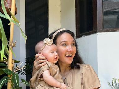 Lahir pada tanggal cantik, 22 Februari 2022, baby Djiwa kini genap berusia 5 bulan. (instagram.com/nadinelist)