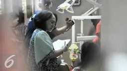 Petugas Dinkes menanyai seorang pekerja klinik yang tengah digeledah oleh petugas, Jakarta, Jumat (5/2). Polda Metro dan Dinkes DKI gerebek klinik kesehatan di Menteng terkait dugaan mempekerjakan tenaga kerja asing asal izin. (Liputan6.com/Yoppy Renato)