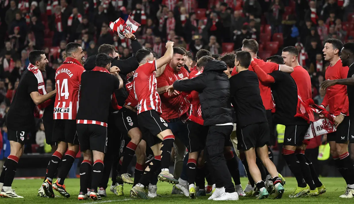 Para pemain Athletic Bilbao merayakan kemenangan atas Atletico Madrid pada laga semifinal Copa del Rey di Stadion San Mames, Jumat (1/3/2024). (AFP/Ander Gillenea)