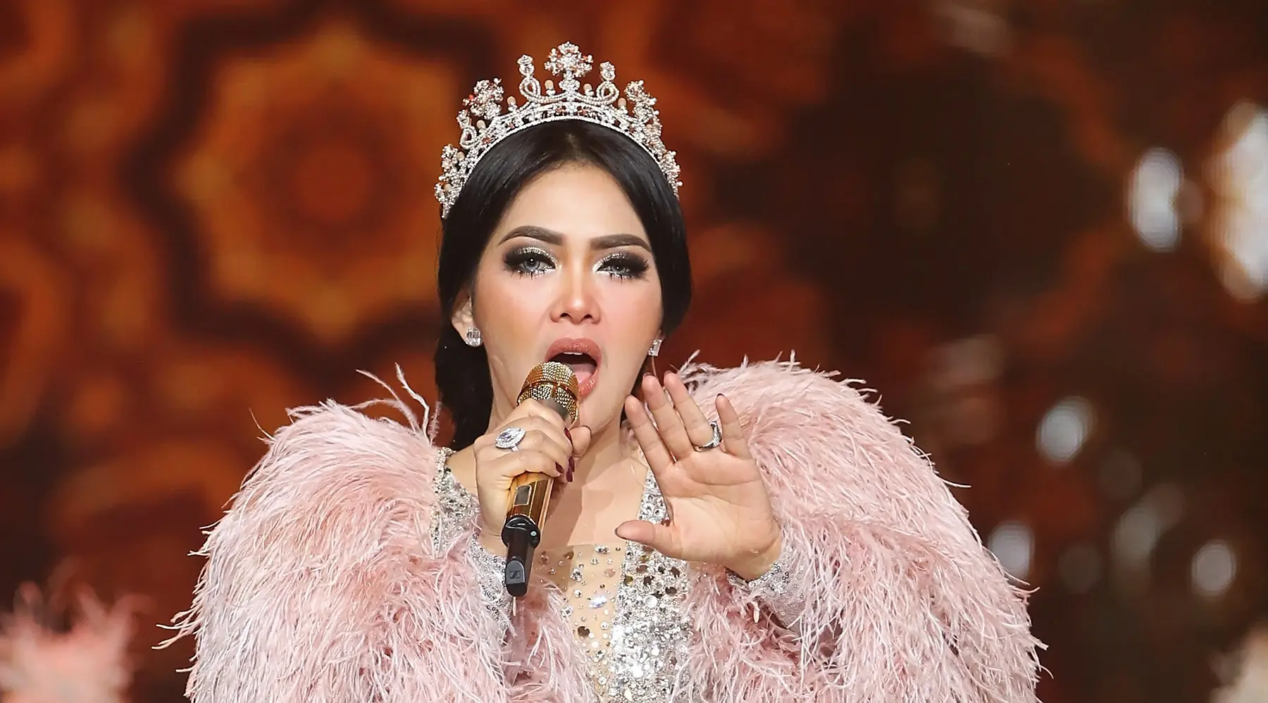 Syahrini mengungkapkan perasaannya bisa membawakan secara langsung single terbarunya dihadapan para pemirsa setia SCTV. Apalagi, selama menekuni kariernya di industri musik, ia banyak mendapat disupport dari SCTV. (Bambang E. Ros/Bintang.com)