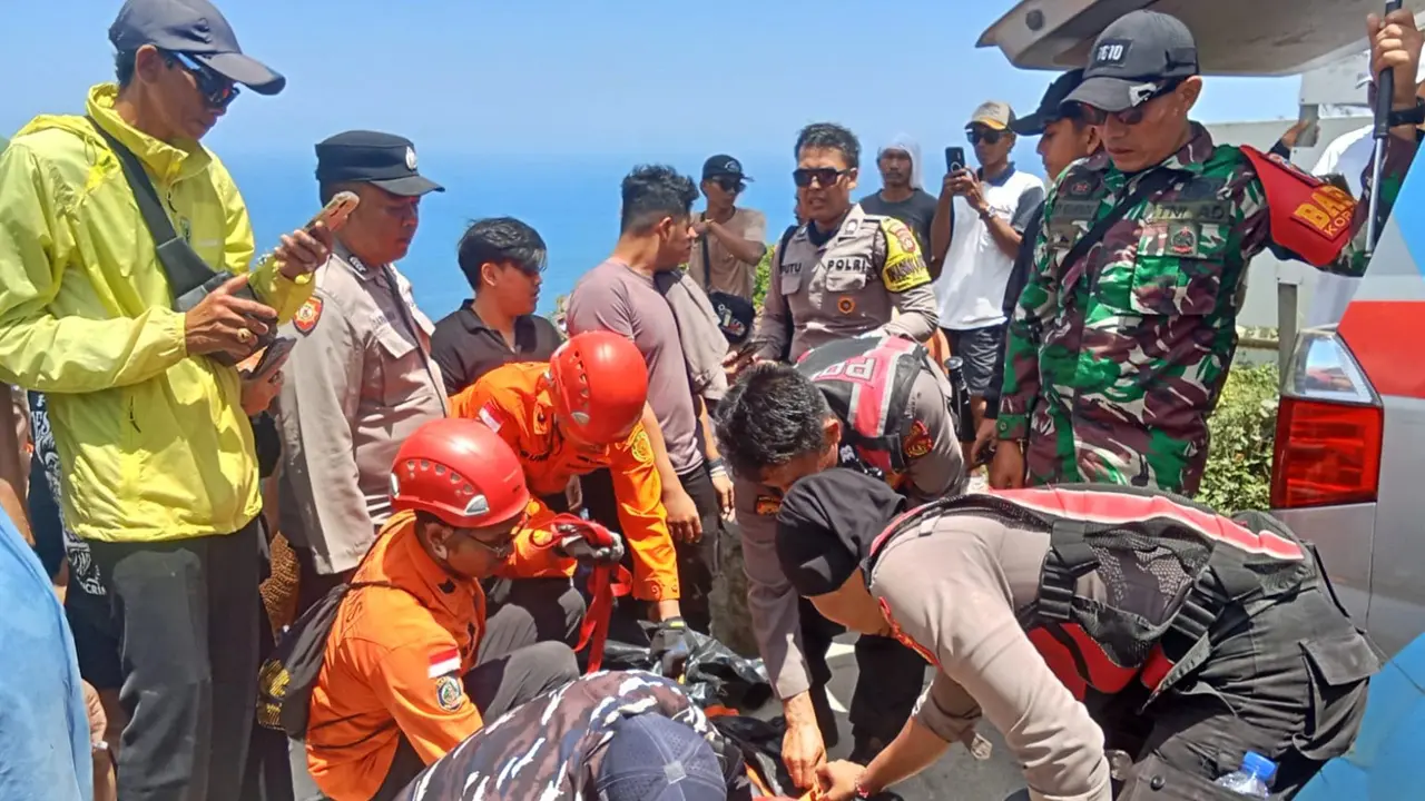 Tim SAR evakuasi turis asal Australia yang jatuh ke jurang 80 Meter di Nusa Penida Bali. (Dok. Istimewa)