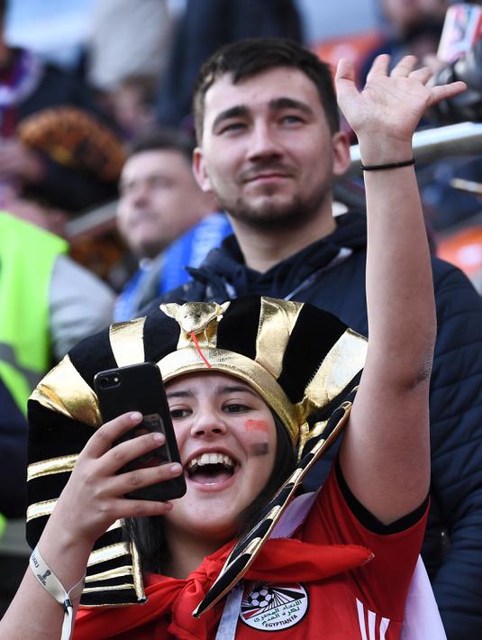 Seorang suporter Mesir saat akan menonton laga Grup A Piala Dunia melawan Uruguay di Stadion Ekaterinburg, Yekaterinburg, Jumat (15/6/2018). Terakhir kali Mesir lolos ke Piala Dunia tahun 1990. (AFP/Anne-Christine Poujoulat)