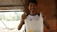 Senyum seorang mualaf di Kota Padang setelah mendapat paket hewan kurban. (Liputan6.com/ Novia Harlina)