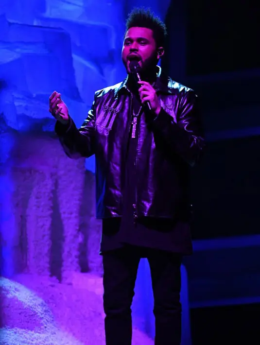 Melansir Ace Showbiz,  The Weeknd dilaporkan telah membeli sebuah hunian mewah seharga $18 Juta atau setara dengan Rp 250 Milyar. Rumah yang terletak di kawasan Hidden Hills, California itu dikabarkan untuk ia dan Selena. (AFP/Bintang.com)