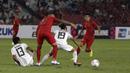 Striker Timnas Indonesia, Beto Goncalves, berusaha merebut bola saat melawan Timor Leste pada laga Piala AFF 2018 di SUGBK, Jakarta, Selasa (13/11). (Bola.com/Yoppy Renato)