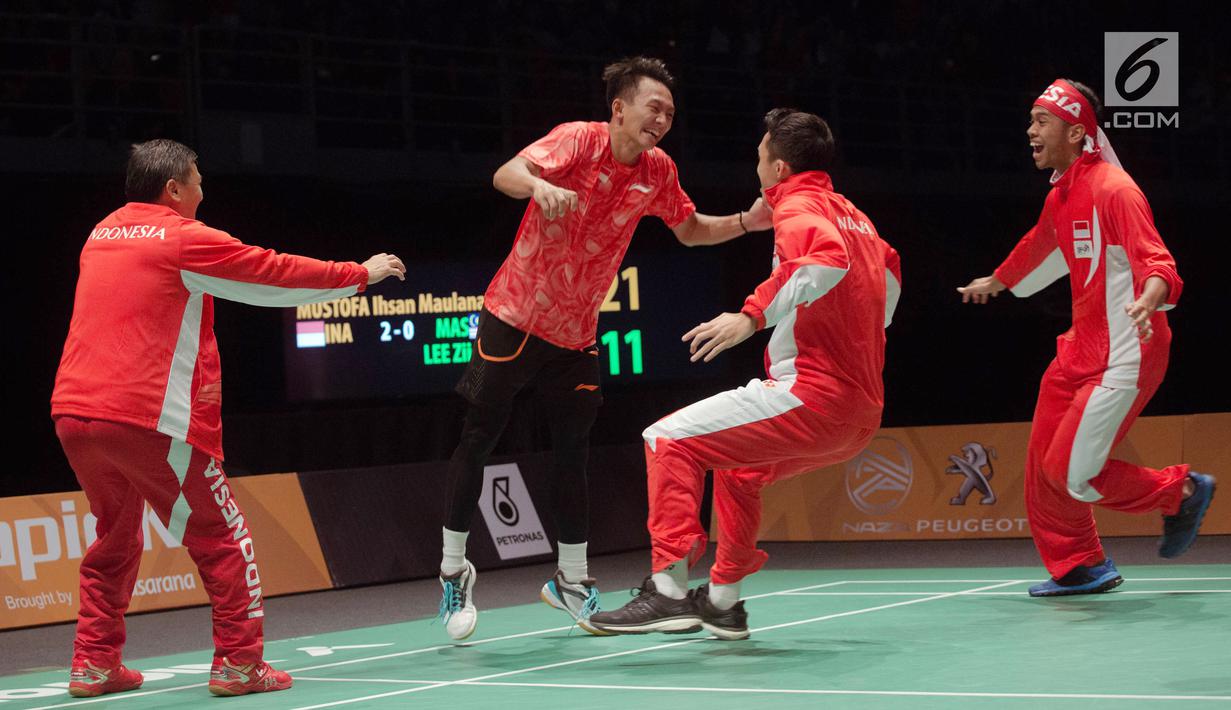 Ihsan Maulana Mustofa merayakan kemenangannya usai melawan Malaysia, Lee Zii Jia pada final bulu tangkis beregu putra SEA Games XXIX Kuala Lumpur, Malaysia, Kamis (24/8). (Liputan6.com/Faizal Fanani)