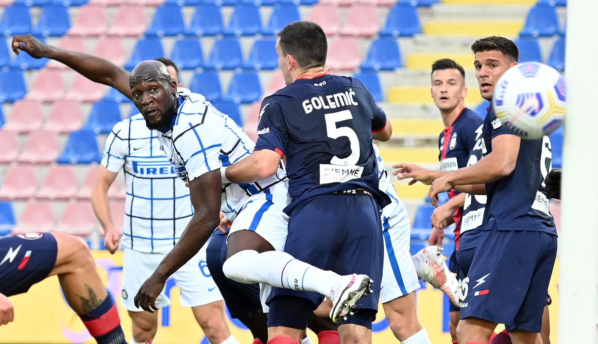 Romelu Lukaku (kiri) memiliki kesempatan untuk membawa I Nerazzurri unggul lebih dulu. Akan tetapi, bola hasil sundulan Lukaku hanya menerpa mistar gawang. (Foto: AFP/Giovanni Isolino)
