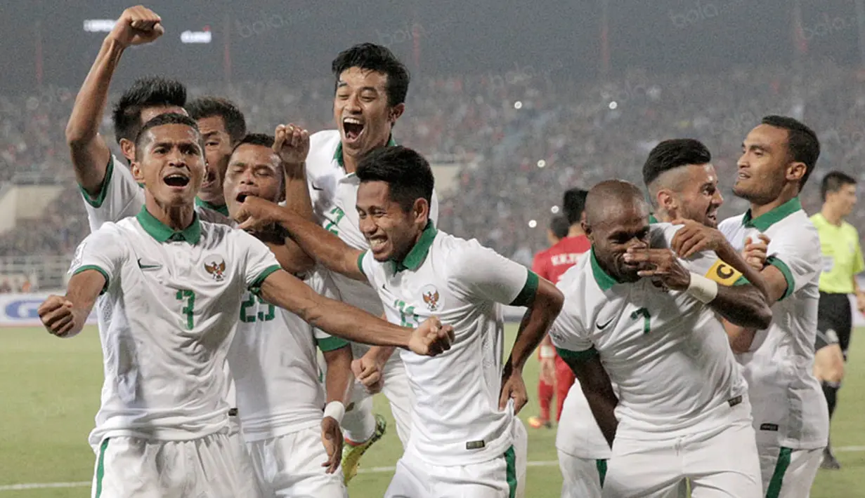 Para pemain Timnas Indonesia merayakan gol yang dicetak Stefano Lilipaly ke gawang Vietnam pada laga Piala AFF 2016 di Stadion My Dinh, Hanoi, Kamis (7/12/2016). Indonesia menang agregat 4-3 atas Vietnam. (Bola.com/Peksi Cahyo)