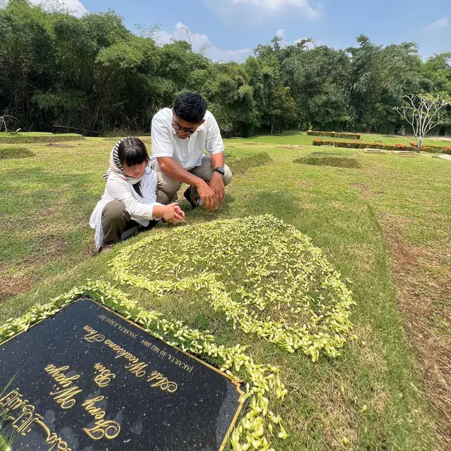 6 Momen Ririn Ekawati Ziarah ke Makam Mendiang Suami Bareng Ibnu Jamil dan Buah Hati