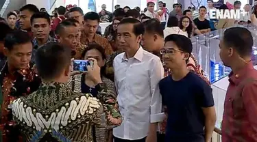  Presiden Joko Widodo mengisi libur akhir pekan dengan cara berbelanja di pusat perbelanjaan Senayan City, Jakarta, Minggu (19/2). Bersama putrinya, Kahiyang Ayu, Jokowi berada di mal tersebut lebih dari tiga jam.