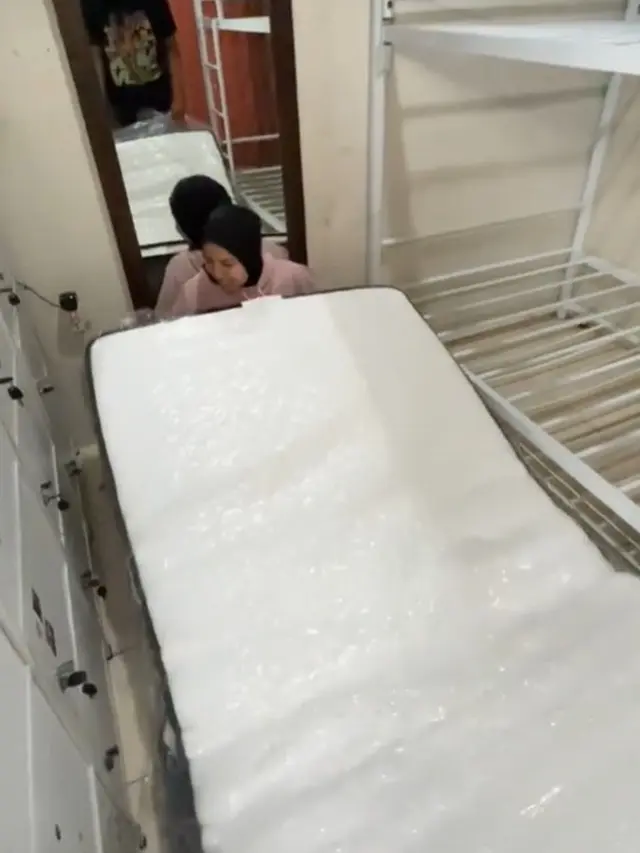 Potret Tya Ariestya sedang mengganti kasur kamar ART-nya (Sumber: Tiktok/@tya_ariestya)