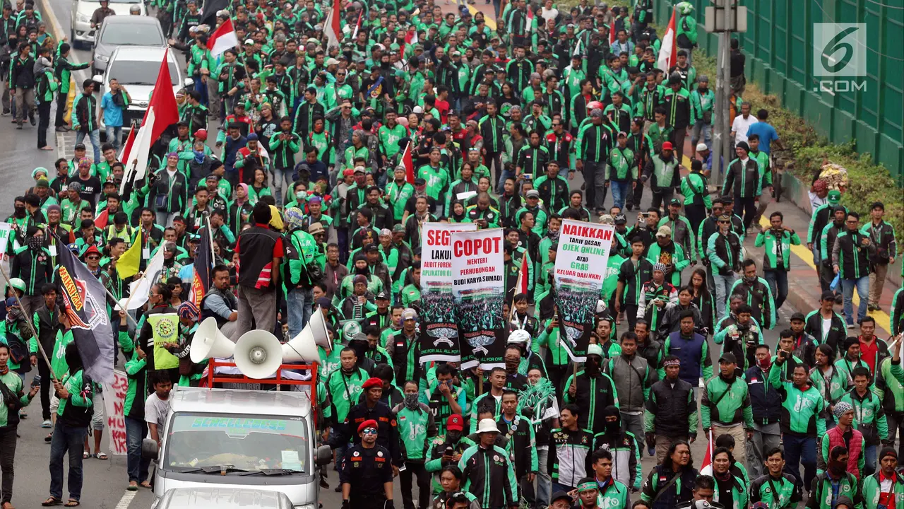 Tuntut Kenaikan Tarif, Ribuan Ojek Online Geruduk Gedung DPR