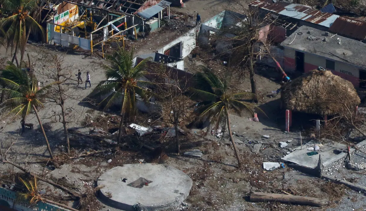 Akibat terjangan badai Matthew ini banyak atap rumah yang hancur, air bersih yang tercemar, hewan ternak mati yang akhirnya menimbulkan krisis kemanusiaan di Haiti, Senin (10/10). (REUTERS/Carlos Garcia Rawlins)