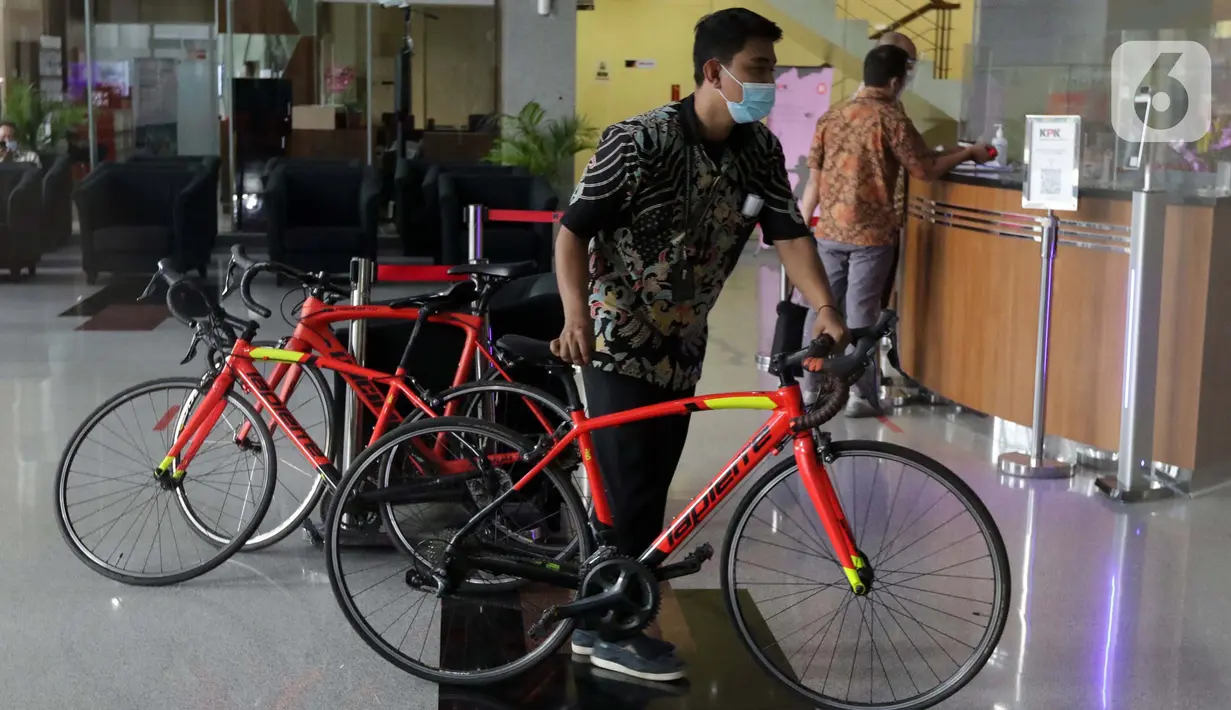 Petugas memindahkan sepeda jenis Road Bike ke dalam Gedung KPK, Jakarta, Jumat (19/3/2021). KPK menerima 13 unit sepeda dari pihak yang mewakili tersangka suap perizinan pengelolaan komoditas perairan tahun 2020, Syafri, Staf Khusus mantan Menteri KKP, Edhy Prabowo. (Liputan6.com/Helmi Fithriansyah)