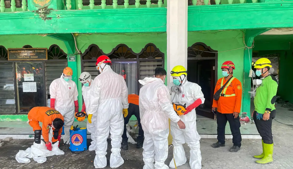 Seperti diketahui, sebuah bangunan tiga lantai termasuk musala di asrama putra Pondok Pesantren Al Khoziny di Buduran, Sidoarjo, runtuh pada Senin (29/9/2025) sore. (AP Photo/Trisnadi)