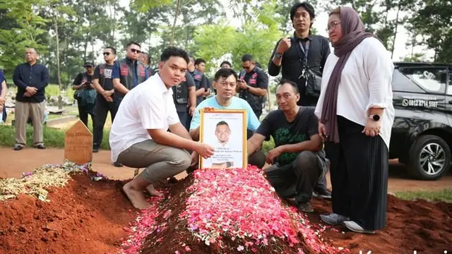 8 Momen Prosesi Pemakaman Chef Haryo Pramoe, Diiringi Tangis Haru Keluarga