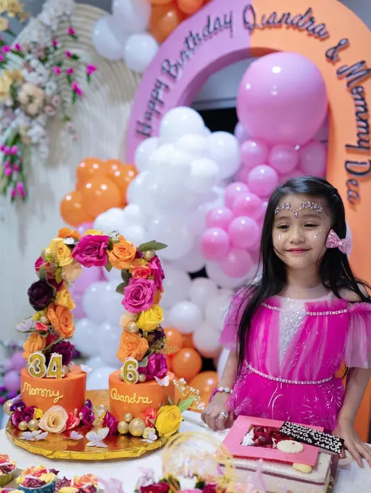 "Maafin ya mommy kadang sering berubah jadi monster, Pengen banget jadi ibu yg baik, yg sabar, lemah lembut, yg ga gampang kepancing emosi tapi apa daya kesabaran mommy cm setipis tisu," tulis Ryana membagikan foto perayaan ultahnya. [Instagram/avatarryana_dea]