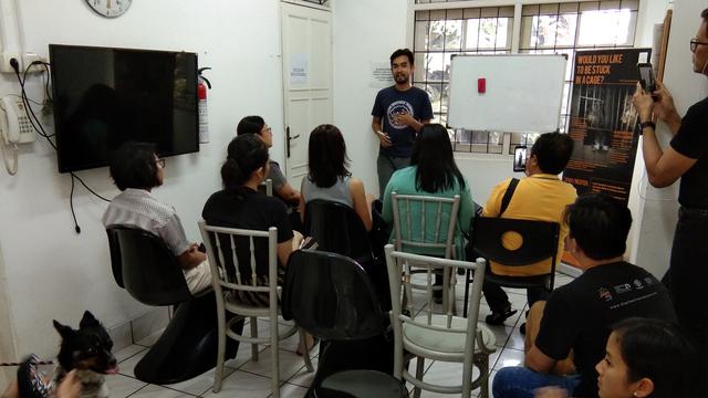 Adri Prastowo, dog behaviour specialist memberikan workshop untuk para pemilik anjing di Jakarta pada Minggu, 29 September 2019 (Liputan6.com/Giovani Dio Prasasti)
