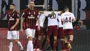 Para pemain AS Roma merayakan gol yang dicetak Edin Dzeko ke gawang AC Milan pada laga Serie A Italia di Stadion San Siro, Milan, Minggu (1/10/2017). Milan kalah 0-2 dari Roma. (AFP/Miguel Medina)