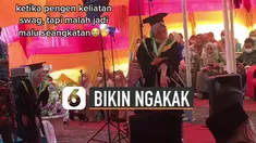 Karena menahan malu, mahasiswi itu langsung mengambil mapnya dan berlari kencang yang membuat topi toganya jatuh.