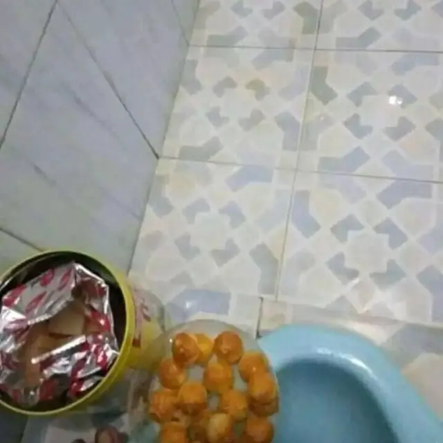 6 Potret Pengganti Meja Makan Ini Nyeleneh, Tetap Santai Nikmati Makanan