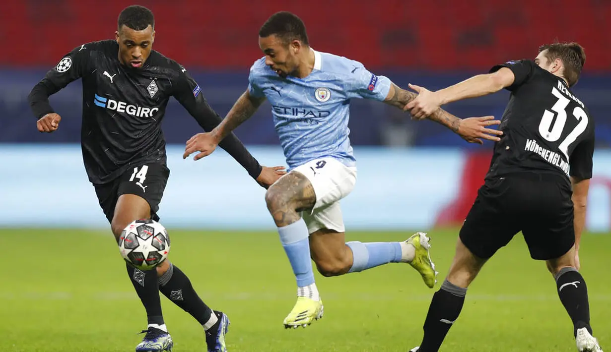Striker Manchester City, Gabriel Jesus, berusaha melewati pemain Borussia Moenchengladbach pada laga Liga Champions di Puskas Arena, Kamis (25/02/2021). City menang dengan skor 2-0. (AP/Laszlo Balogh)