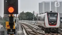 Light Rail Transit (LRT) Jakarta melintas di Stasiun Velodrome, Rawamangun, Kamis (24/3/2022). Pemprov mengusulkan penetapan tarif integrasi transportasi Transjakarta, MRT dan LRT Jakarta untuk menghemat biaya perjalanan pengguna transportasi umum di Jakarta. (merdeka.com/Iqbal S Nugroho)