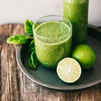 Ilustrasi jus bayam dengan lemon | copyright unsplash.com/Alina Karpenko