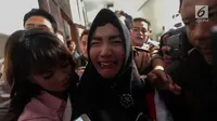 Terdakwa kasus penyalahgunaan narkotika Roro Fitria menangis usai menjalani sidang putusan di PN Jakarta Selatan, Kamis (18/10). Roro di hukum pidana selama 4 tahun dan denda sebesar Rp 800 Juta dan subsider selama 3 bulan. (Liputan6.com/Faizal Fanani)