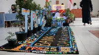 TPS 25 di Liogenteng, Kota Bandung, Jawa Barat memajang dekorasi hasil daur ulang sampah plastik selama pemungutan suara Pemilu 2024. (dok. Humas Kota Bandung)
